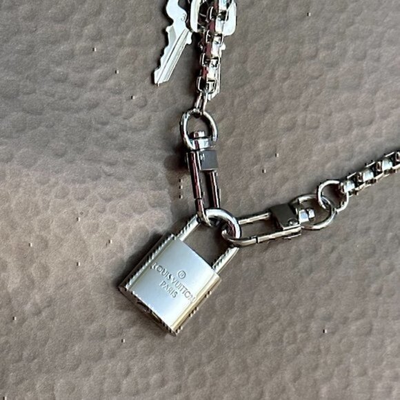New LV Louis Vuitton Silver-Toned Lock on 24" Box Link Chain Necklace - Picture 3 of 3